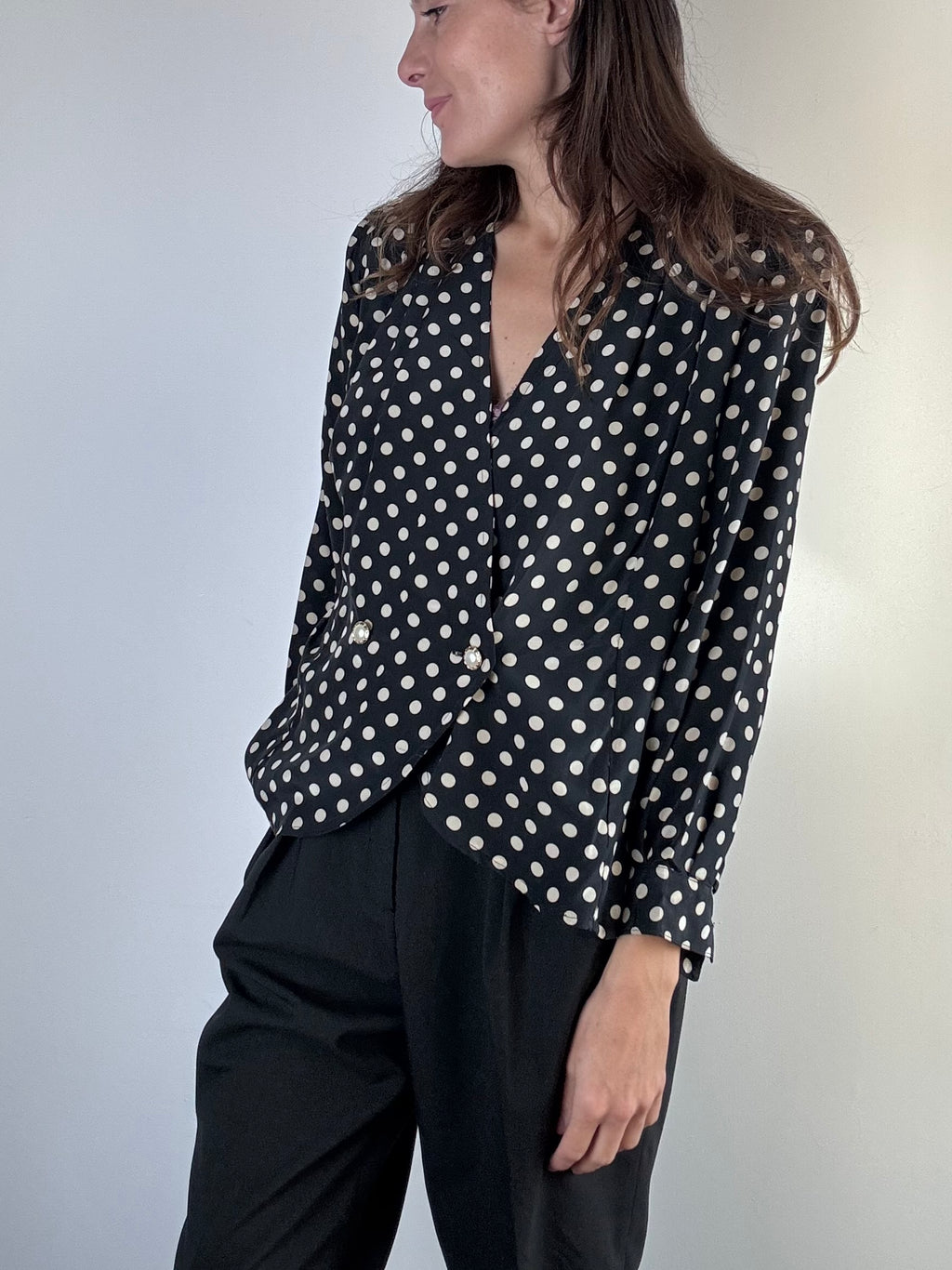 Camicia in seta nera a pois bianchi