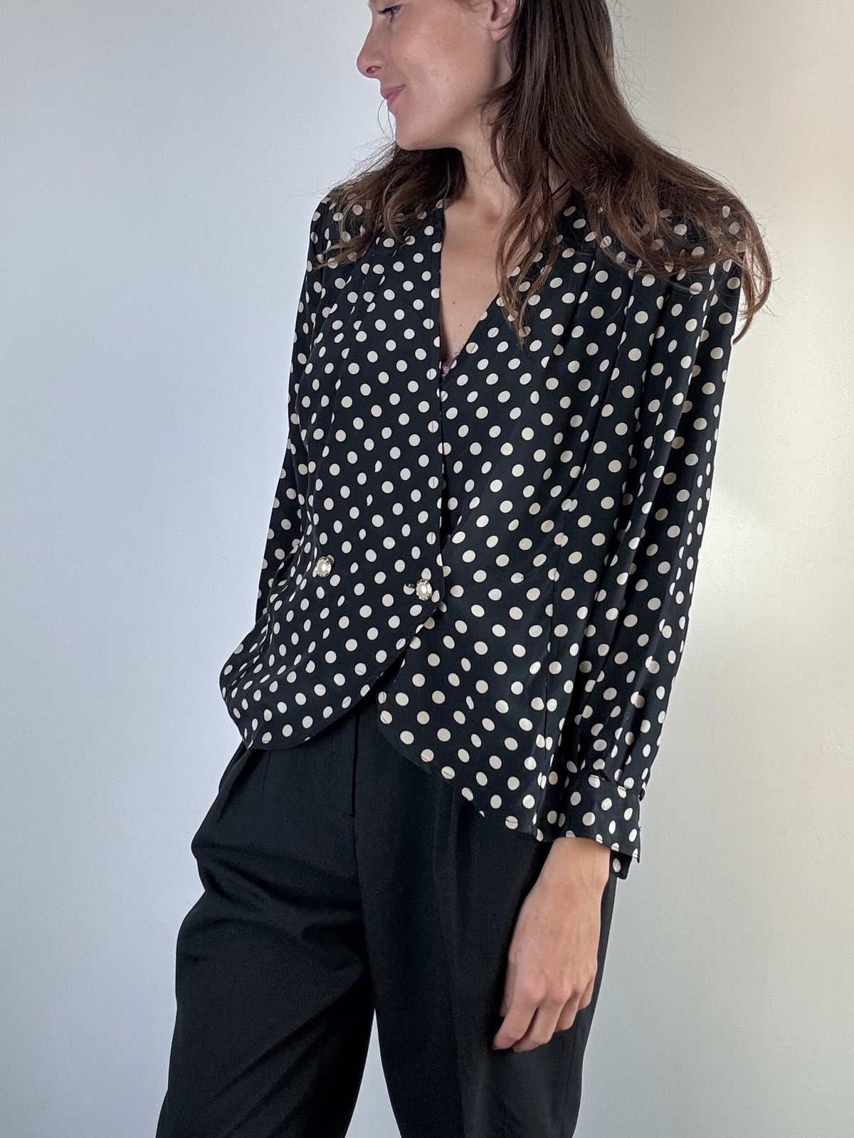 Camicia in seta nera a pois bianchi