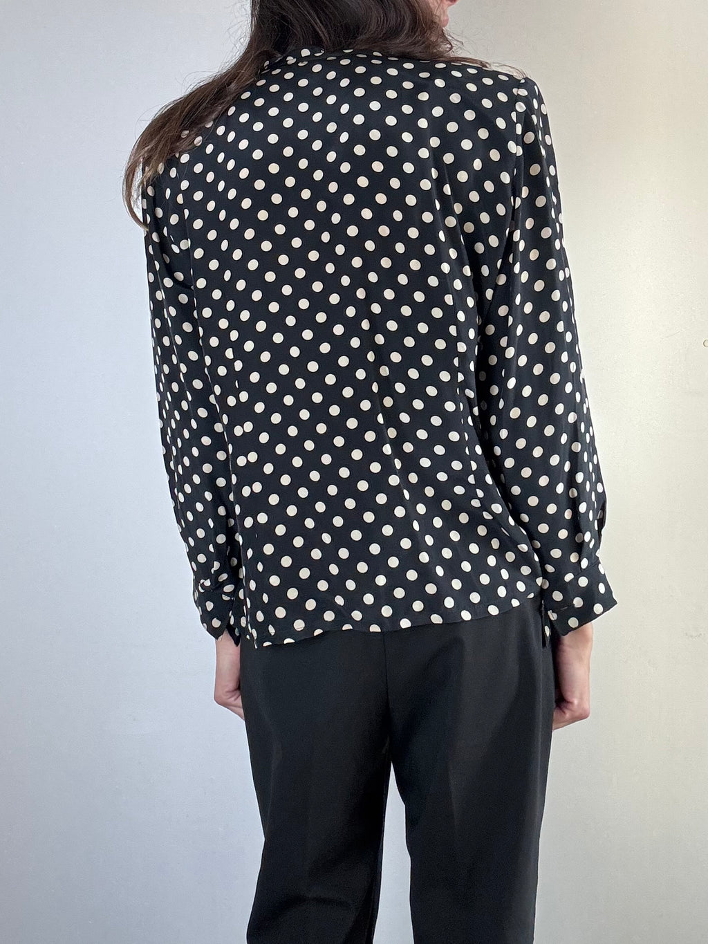 Camicia in seta nera a pois bianchi