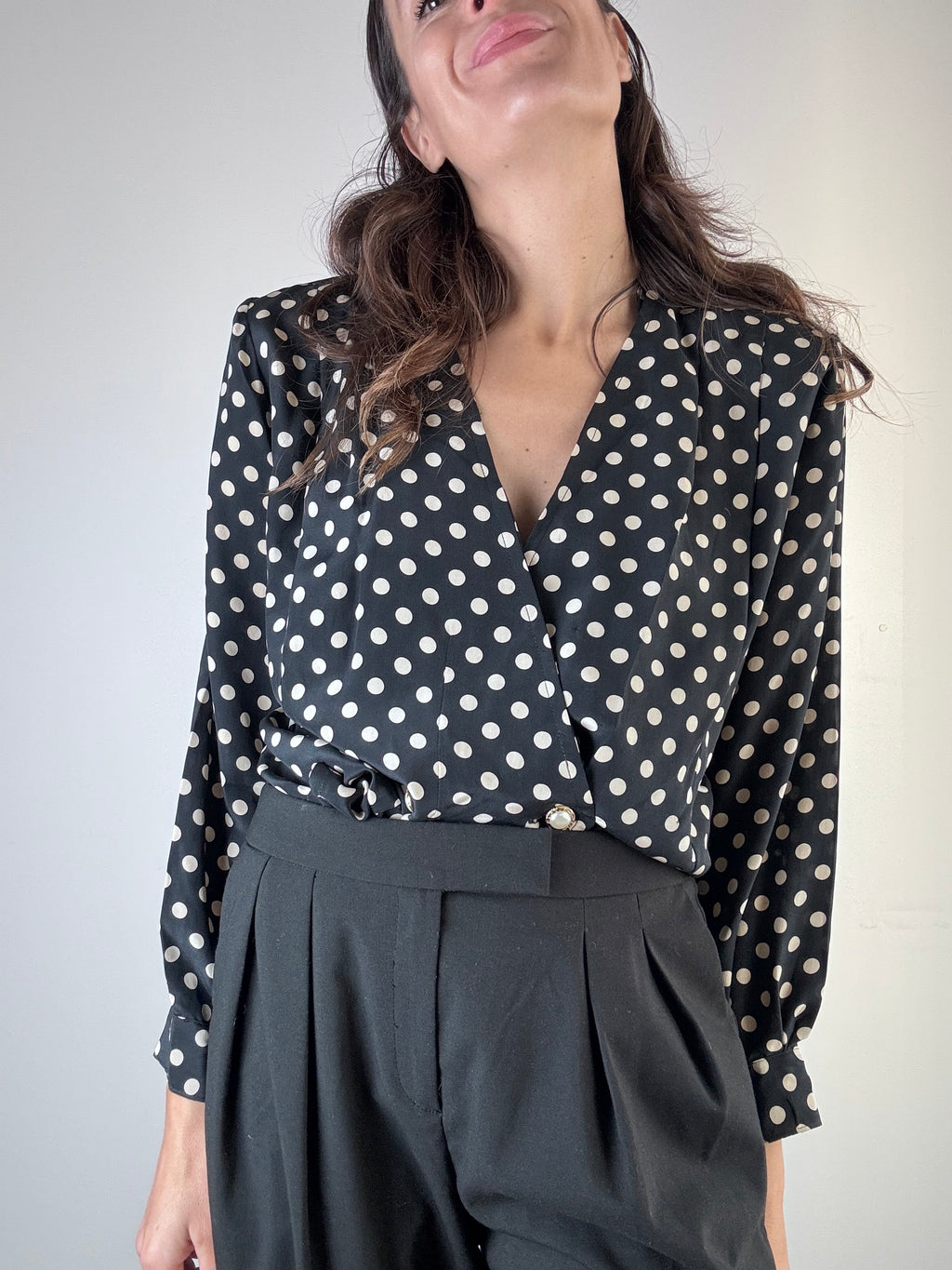Camicia in seta nera a pois bianchi