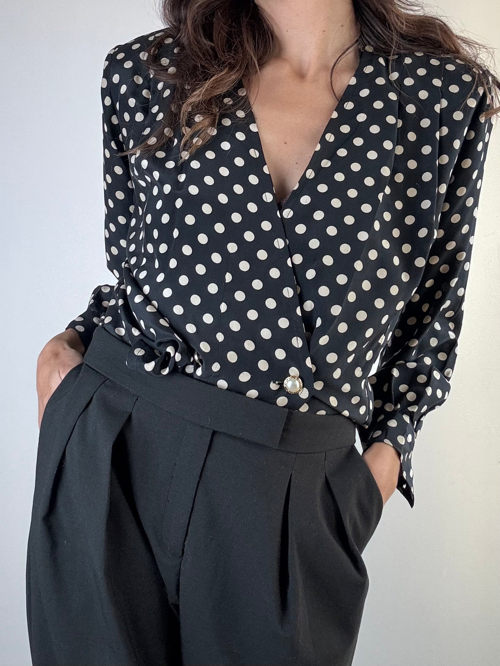 Camicia in seta nera a pois bianchi