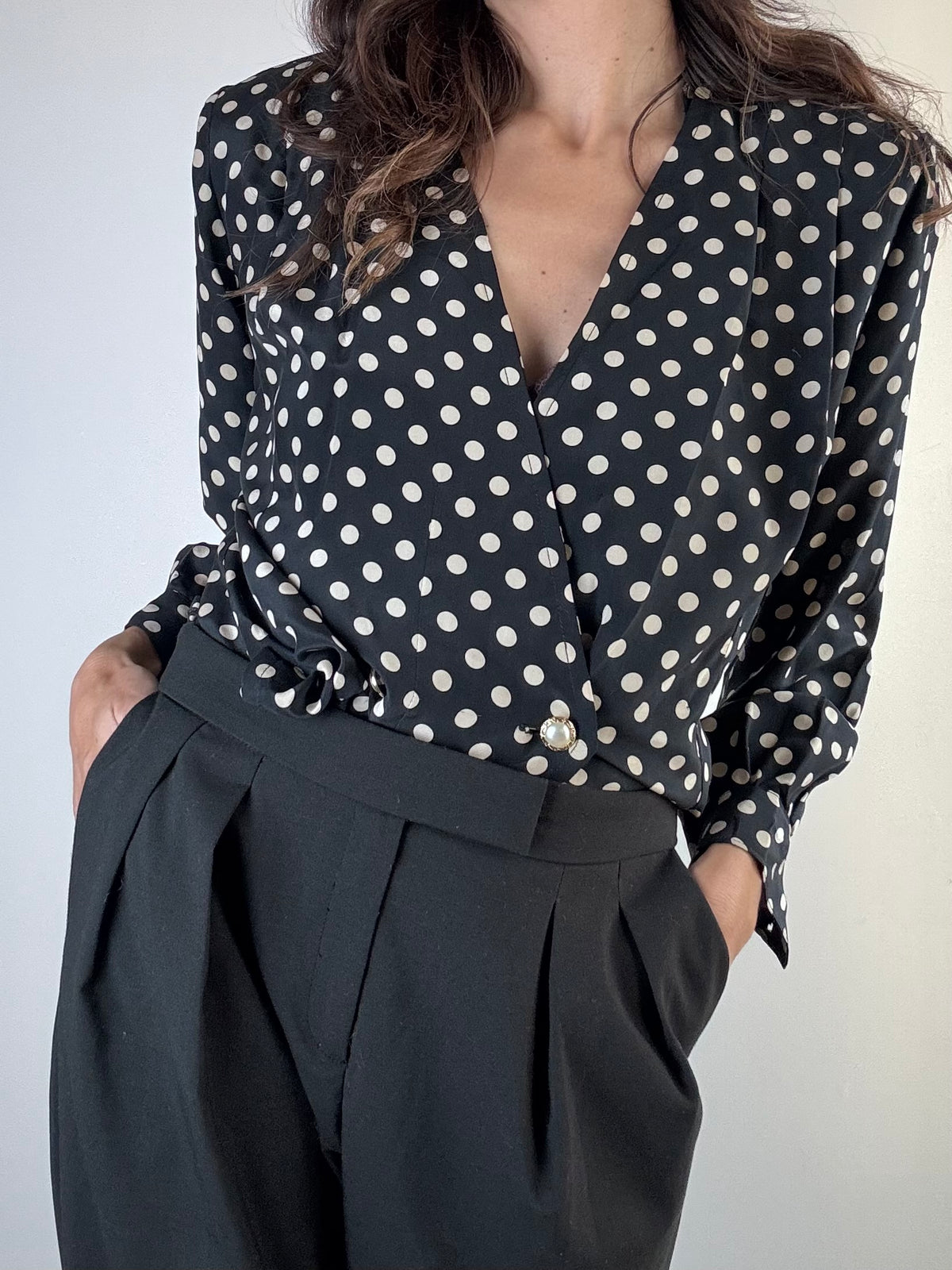 Camicia in seta nera a pois bianchi