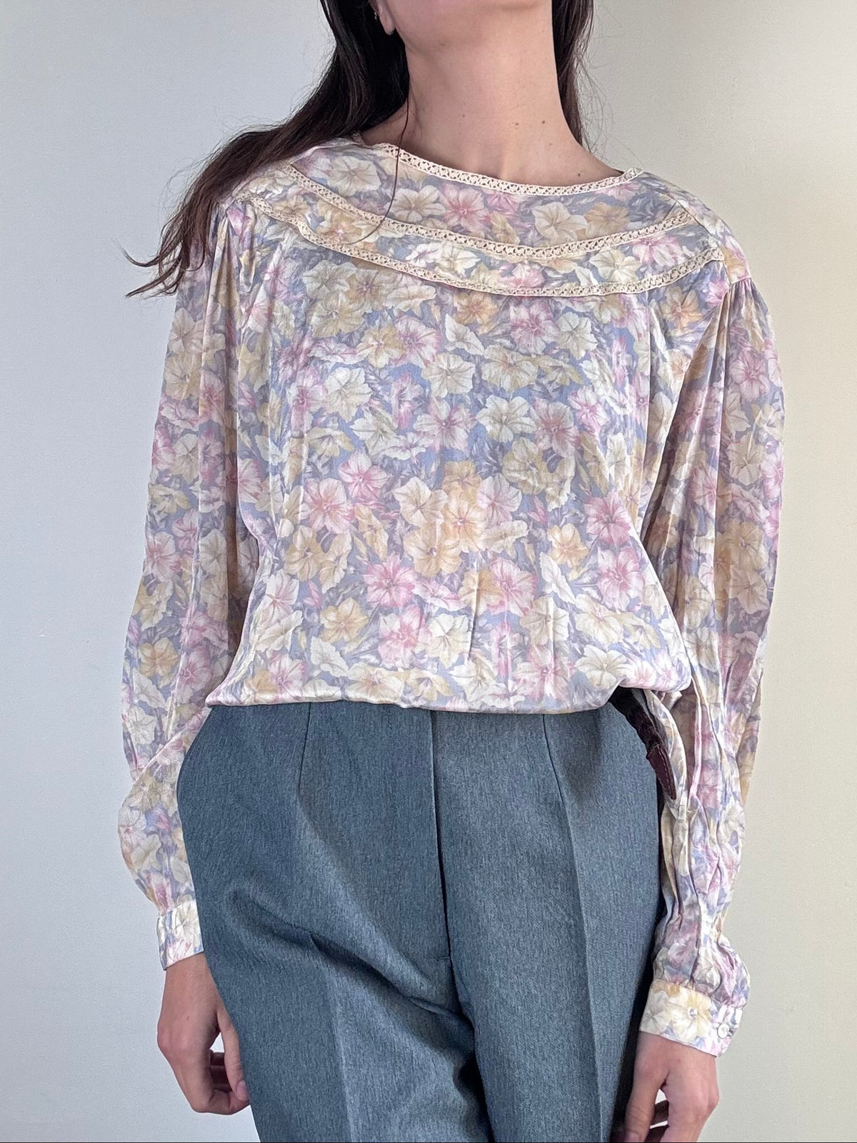 Blusa in misto seta a fiori con fiocco