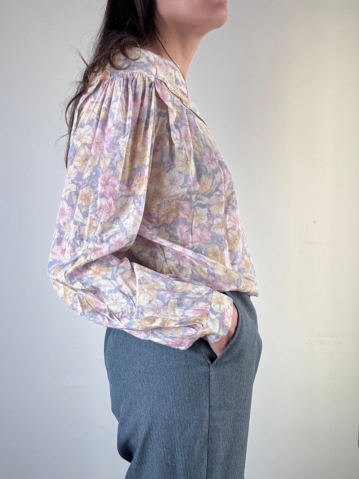 Blusa in misto seta a fiori con fiocco