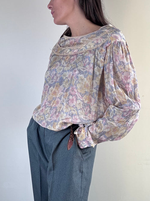 Blusa in misto seta a fiori con fiocco