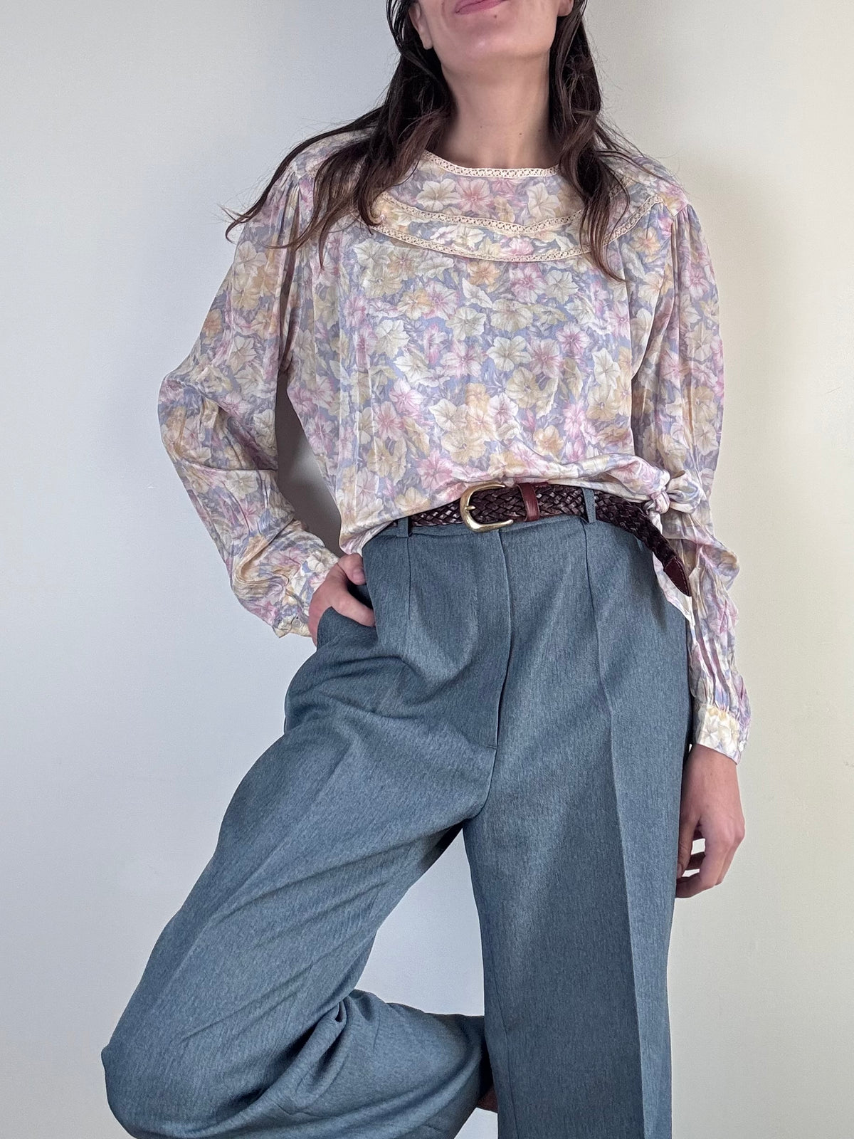 Pantaloni grigi con pinces