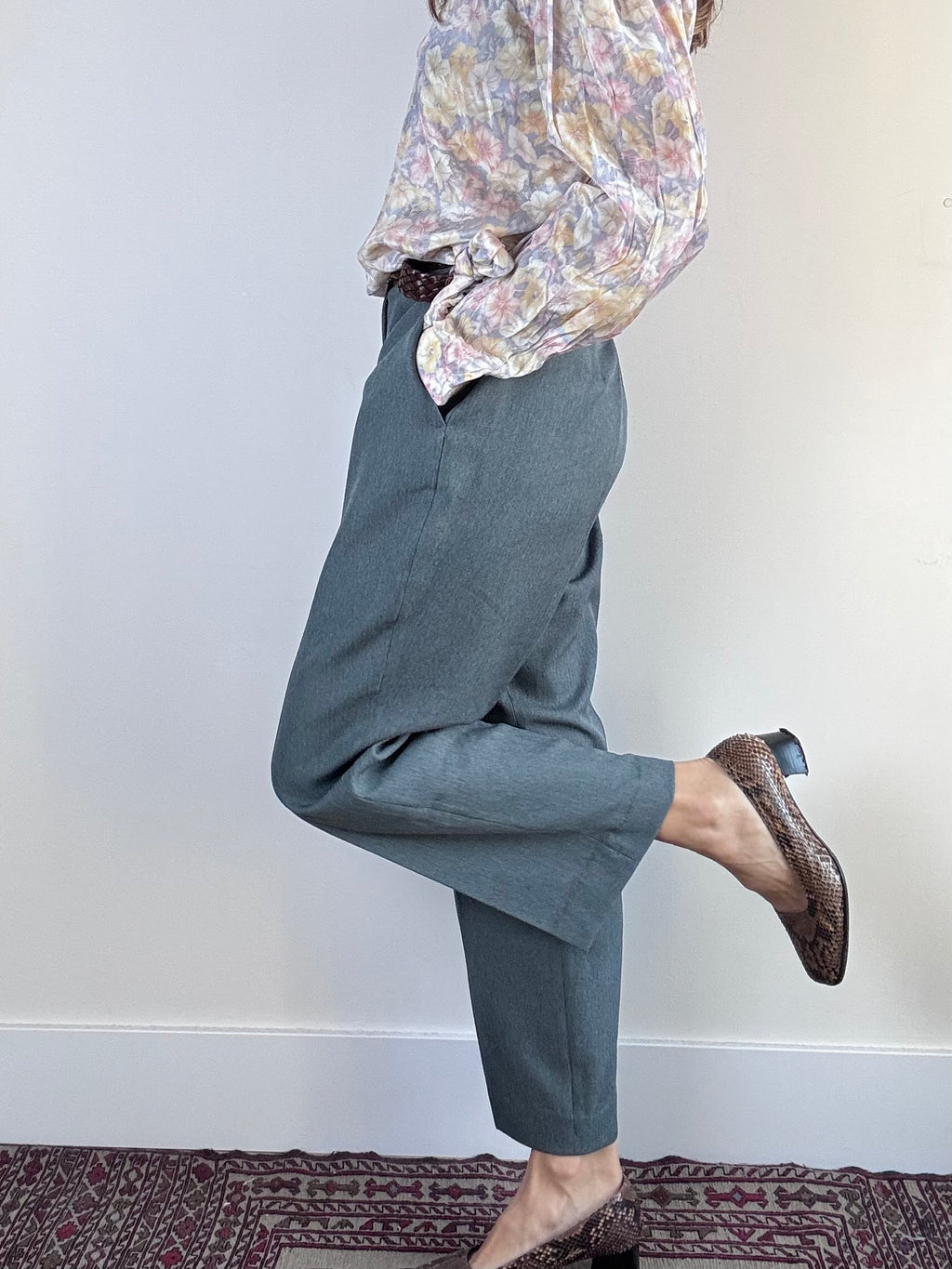 Pantaloni grigi con pinces