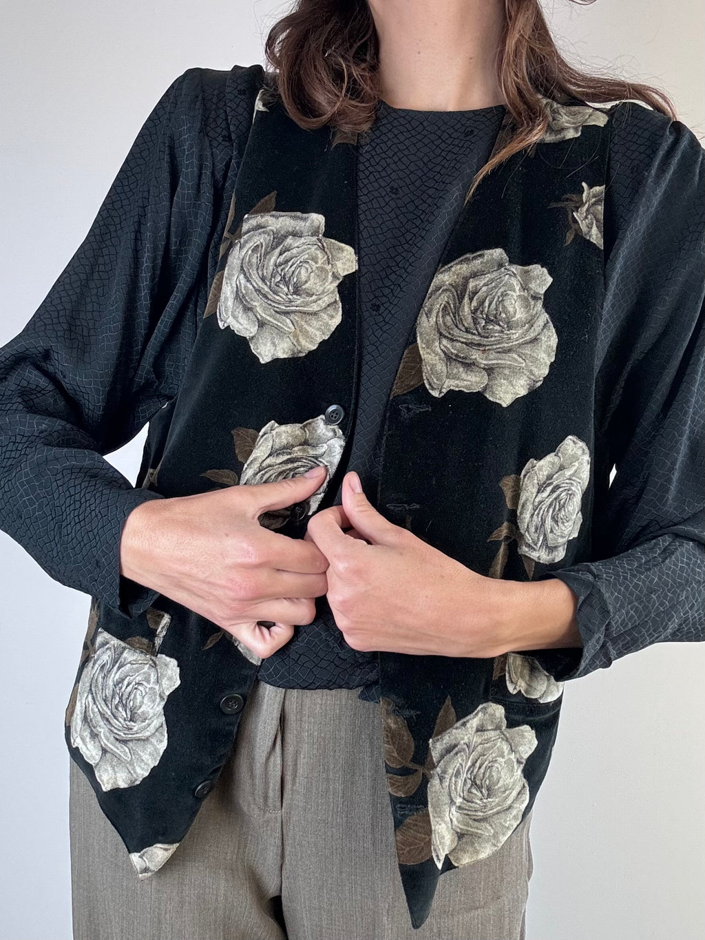 Gilet nero in velluto con rose