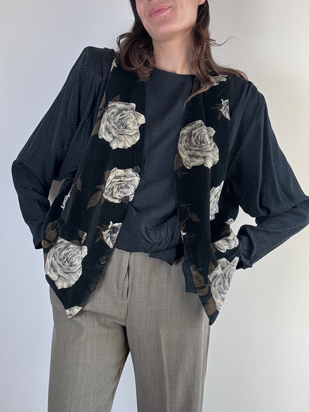 Gilet nero in velluto con rose