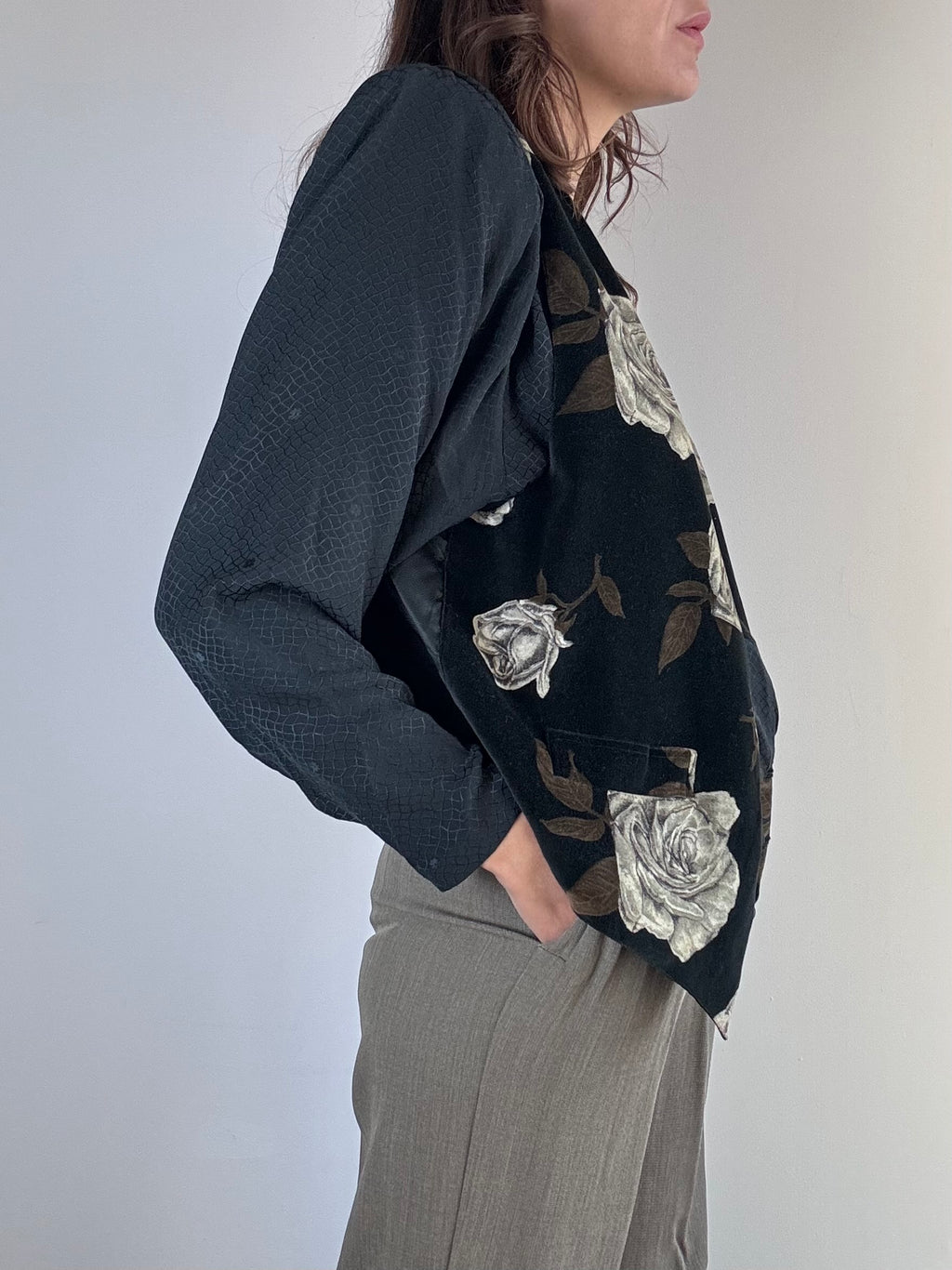 Gilet nero in velluto con rose