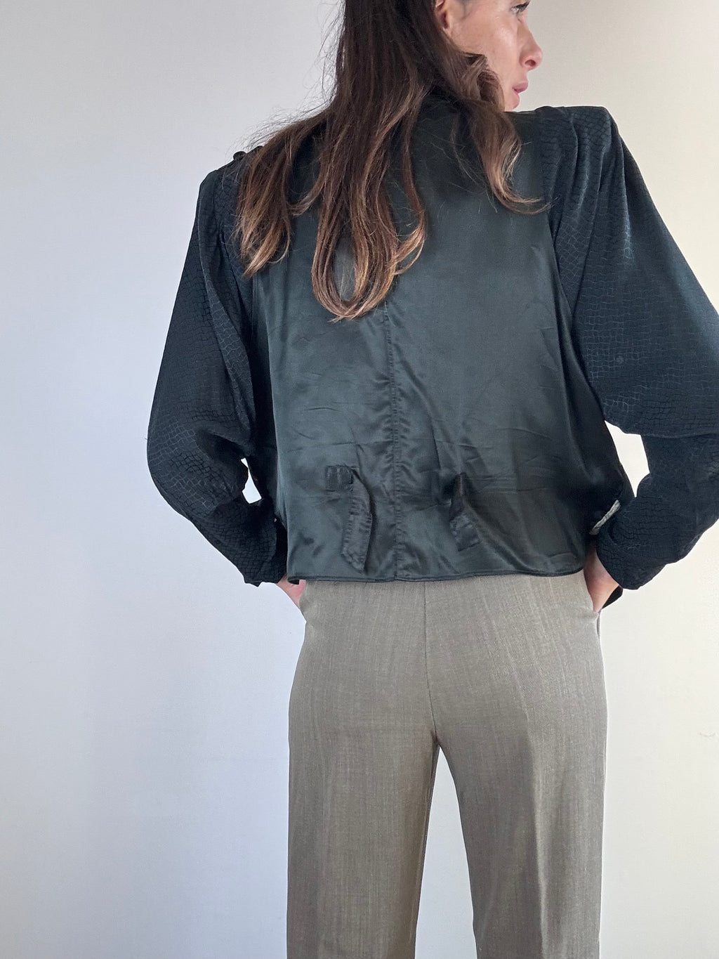 Gilet nero in velluto con rose