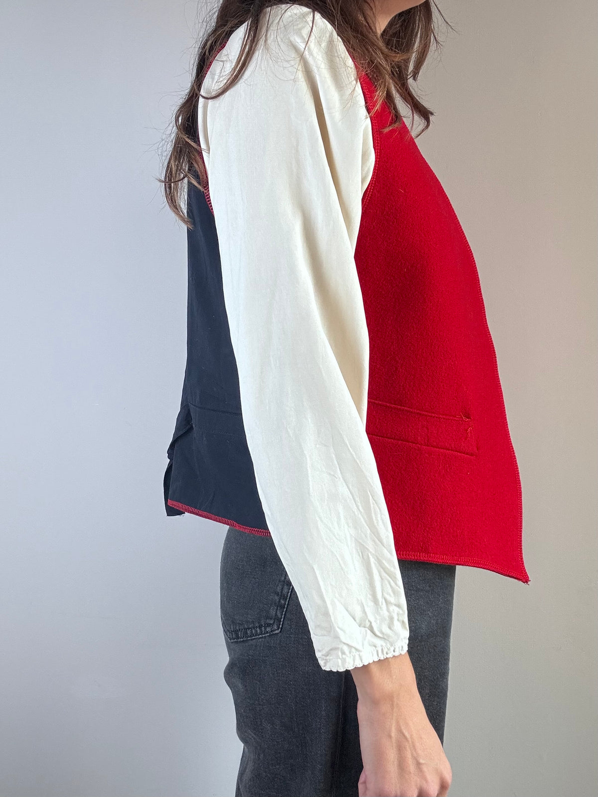 Gilet rosso e blu in lana e tessuto